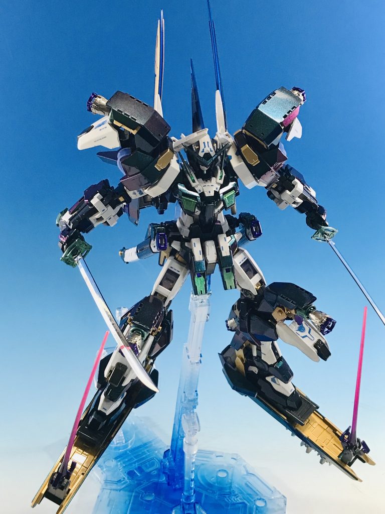 刀を2本増やして足部分のダッシュユニットの位置を変更してます　台座はアクションベースのクリアをブルーでグラデーションかけました