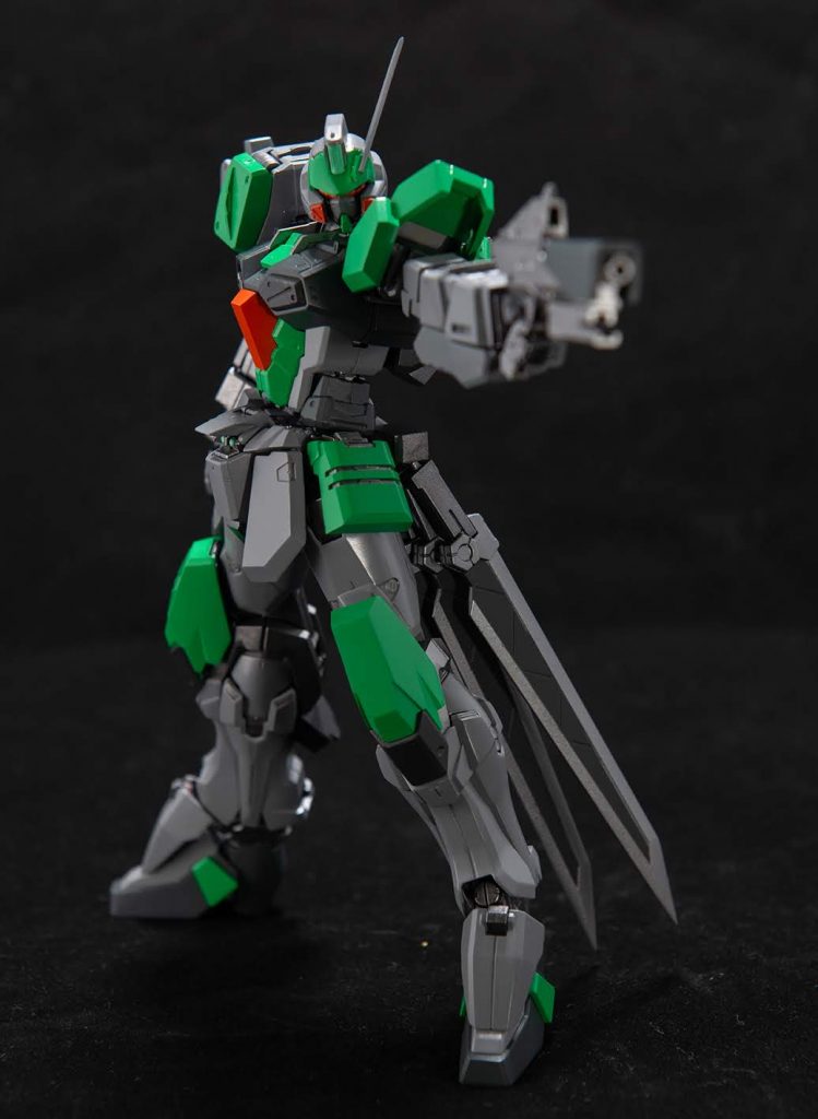 メイン武装としてMGイージスのライフルをベースに制作したハンドガンがあります。ハンドガン下部には腰部に装備している実体剣を取り付ける事が可能なガンブレイドとして機能します。また、キャラクター付けのひとつとして制作者に合わせ左利き仕様としています。