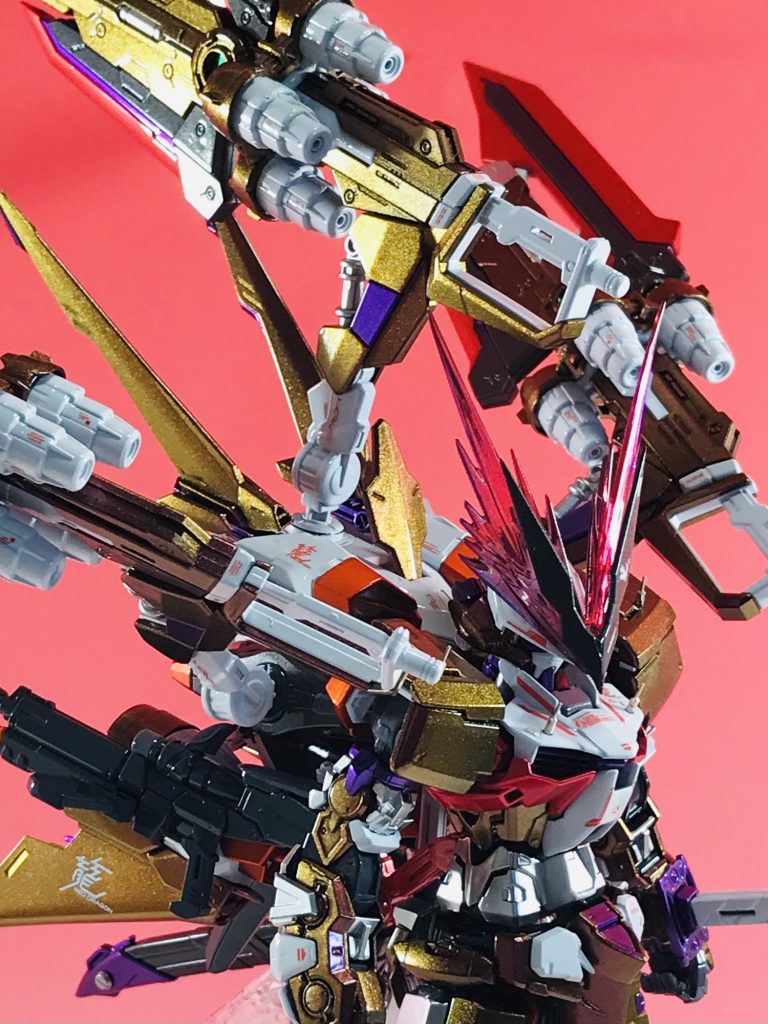 ライフルを少しドラゴンっぽくイメージして改造アンテナのクリアパーツは赤を濃くしてから軽くグラデーションかけてます