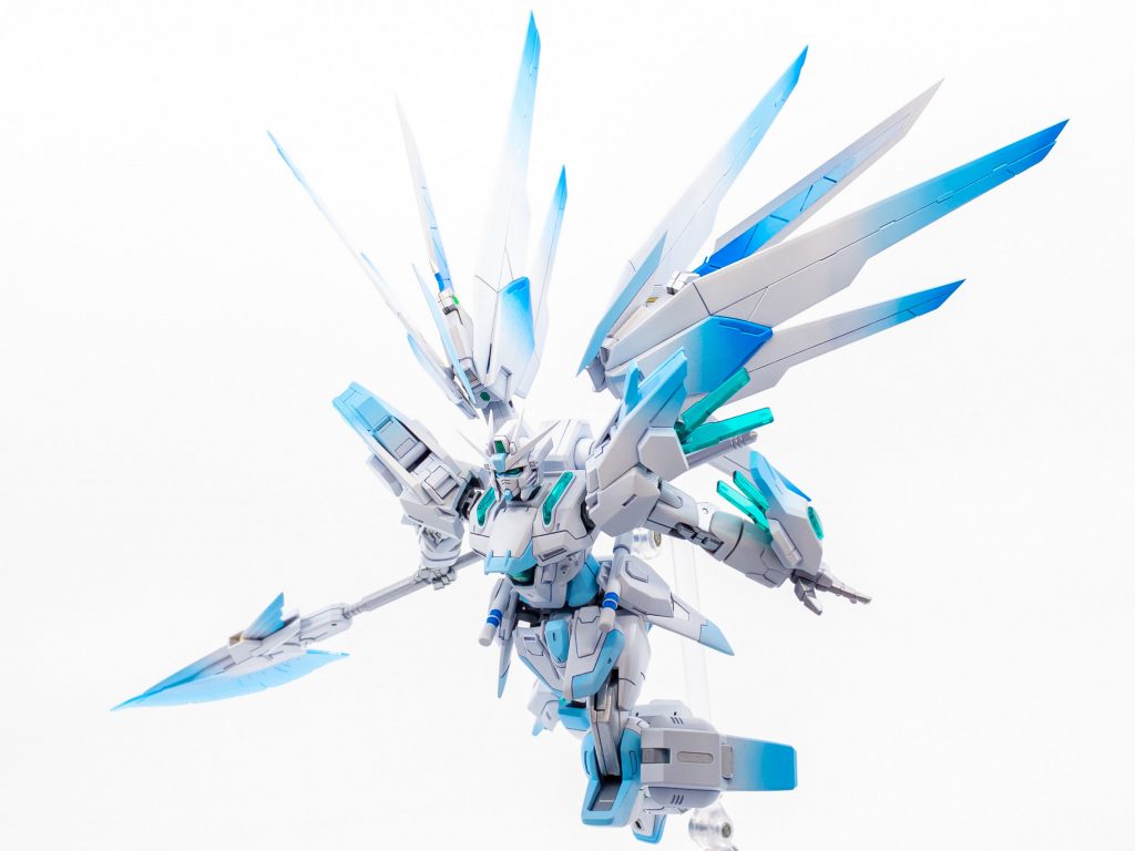 本機のハイマットモードはフリーダムとは異なりバインダーがハの字に展開します。さらに各部のフィン状のスラスターを駆使することでより細かな姿勢制御が可能となっています。