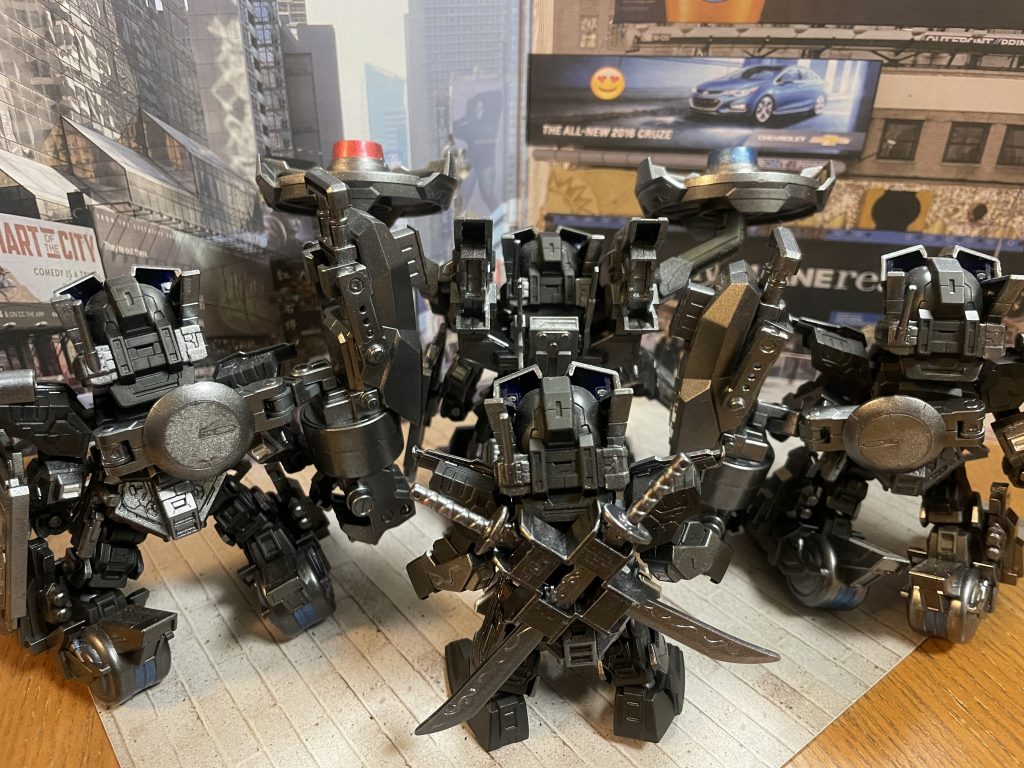 小隊全体のバックショット。地味にセンサーユニットや盾のマウント用アームが追加されています。