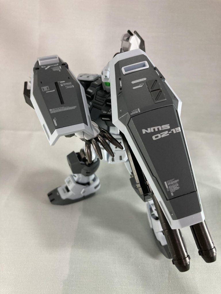 ウェポンアーム武器腕なシールド。ただのシールドだけだと物寂しかったのでツインビームキャノンと五本指をイメージして5連ミサイルをつけました