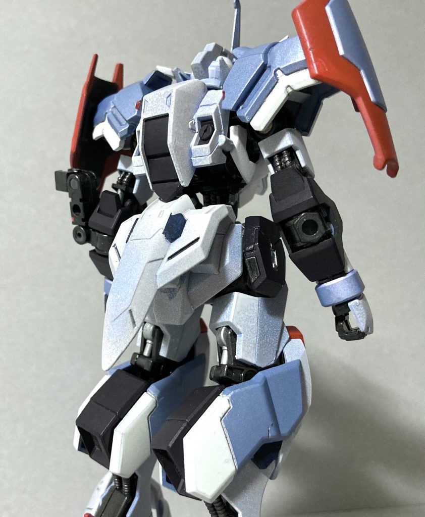 バック。腰後ろのスラスターがなくなり、マルコシアスのリアスカートを付けています。また、サイドの武器マウントをなくし、サイドスカートはユニコーンガンダムのものを付けています。