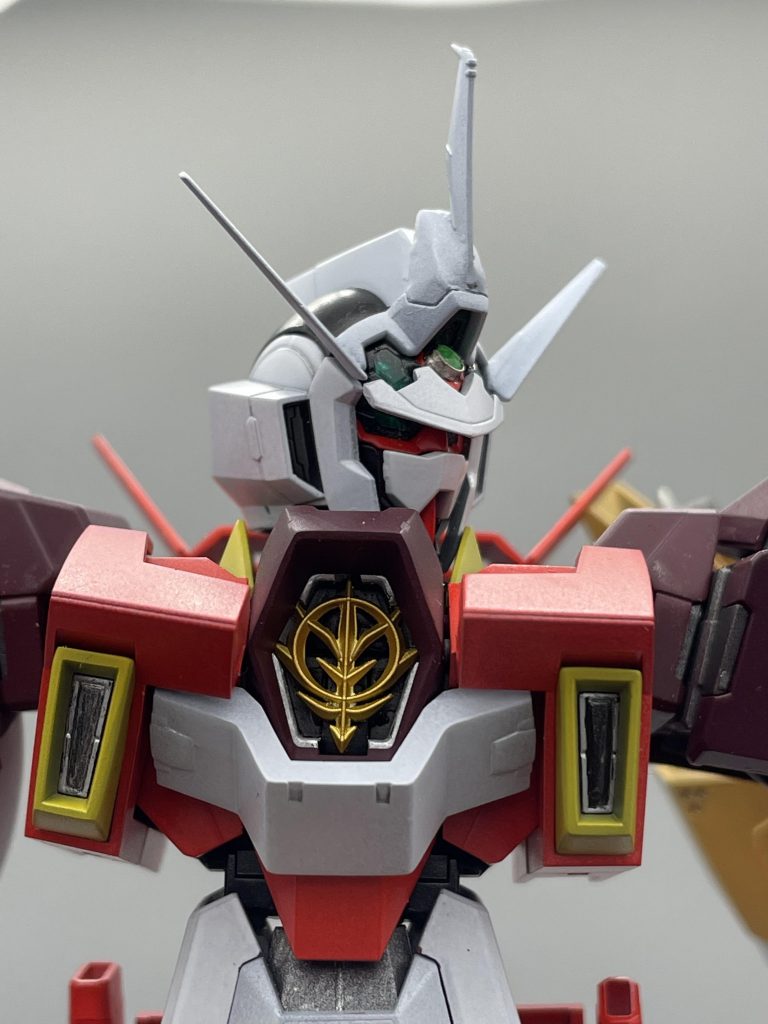 頭部・上半身 AGEシステムはジオンシステムに取って代わられ、額に追加モノアイとブレードアンテナを追加。このエンブレムのジャストフィット感よ…