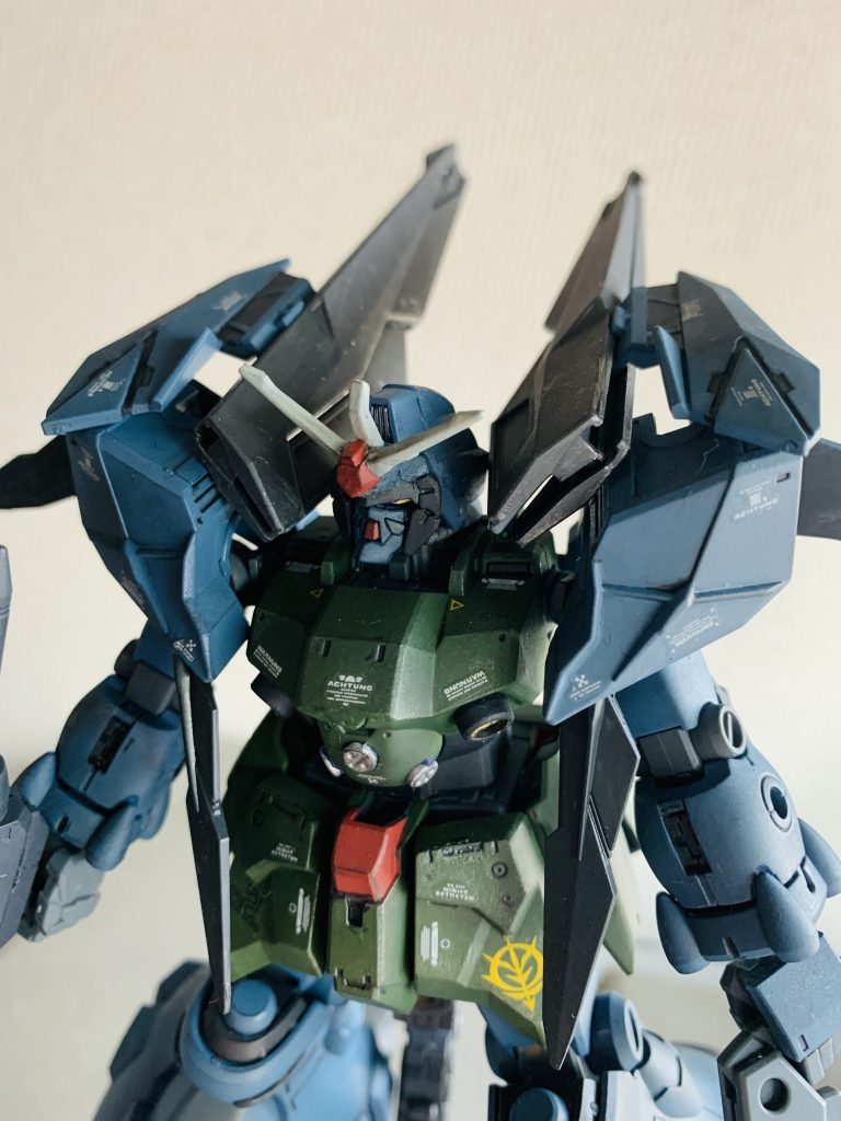 羅刹天からGNドライヴの着いたパーツは外してバックパックと肩をダブルリベイクライフルへ。