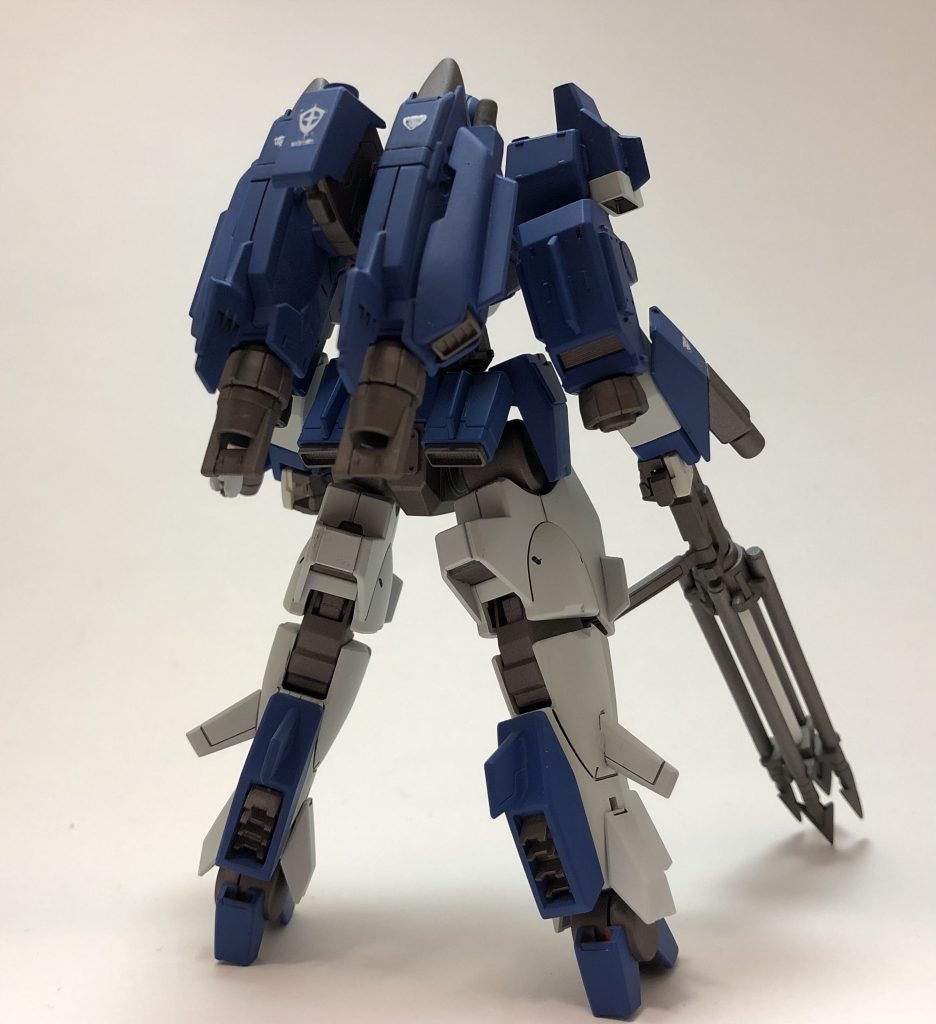 まずは全身をぐるりと。連邦水泳部の先輩?であるアクアジムを参考に、水中用のバックパック、整流フィン、頭部のシュノーケルっぽいケーブルなど、一目で水陸両用モビルスーツだと分かるスタイルを目指しました!クランシェの特徴の一つである腕のバインダーも、思い切って水中仕様のスクリューに変えてみました。