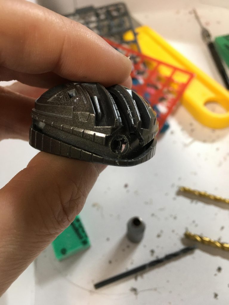 まずはグリグリ穴開けましょう♪こうすればLEDは入りますね。