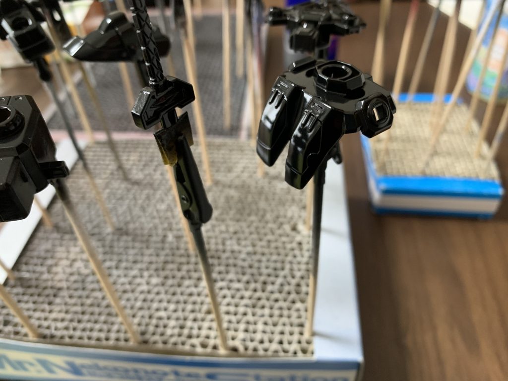 ウィノーブラックで下地塗りこの艶ありブラック好きです✨この後、ヴィクトリーゴールドを2回塗り、艶ありUVクリアをふきました。