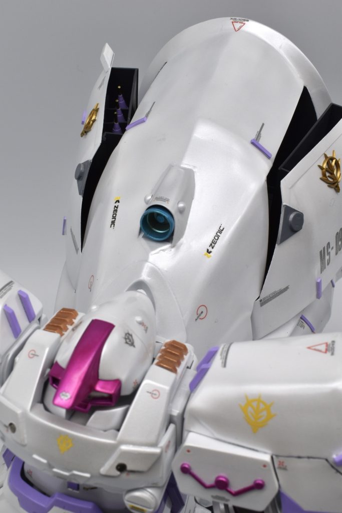 サイコミュシステムの中にファンネルラックを装備！６つのファンネルを搭載！