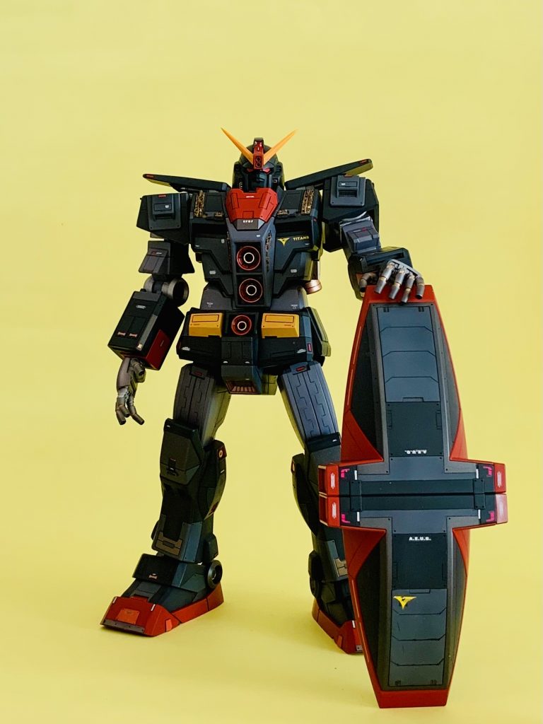 変形させるつもりが無かったので変形機構は潔くオミット。胴回りが可動するよう、2箇所ボールジョイント加工してみました。…が、その結果腕にシールドを装着すると身体が傾くため、立てかけての撮影です（汗）。