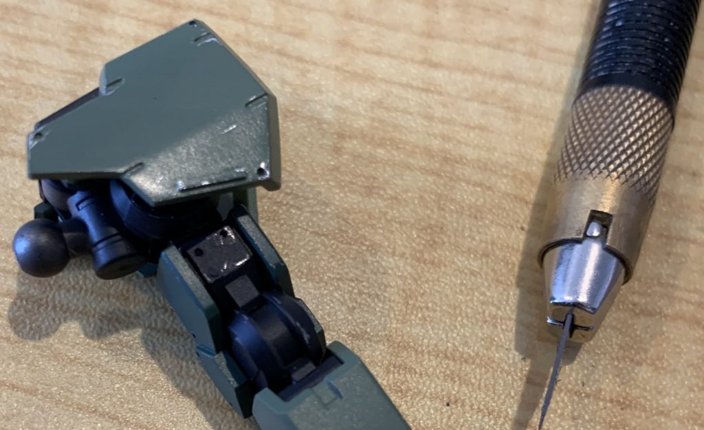 腕部の塗装剥がし中画像塗膜が結構固くデザインナイフでゴリゴリしていました。以上、ご覧いただきありがとうございました。