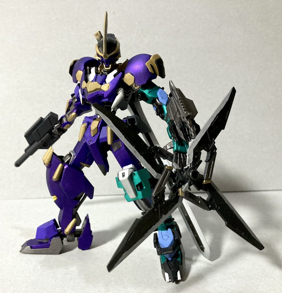 ショートソードを展開して手裏剣として投擲も。(普通に1本1本を剣としても使えます)
