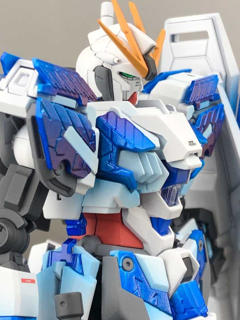 一部のサイコフレームには100均のパウダーを用いたなんちゃって偏光塗料をグラデ吹き。撮影角度で青っぽくも紫っぽくも見えるように。ただ綺麗に撮れない(