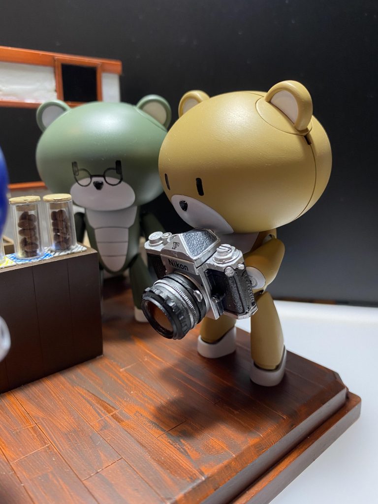 店主とパートナーさん。パートナーさんのカメラはタイムスリップグリコのおまけなのでちょっとサイズ大きいです。