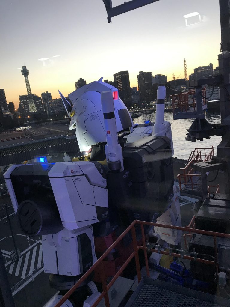 オペレーターやパイロット、整備士などの慌ただしいやり取りの中、ゆっくりと歩を進めるガンダムっ!後ろ姿を見た時のバックパックの精巧さや、頭部アンテナの裏打ち、ガンプラだと小さくて簡素な筒に見えるビームサーベルですら、実物を目の当たりにすると太いしディテールも細かい! 頭部の襟足の部分も可動を妨げないデザインとなっていて、模型制作の参考になりました😊