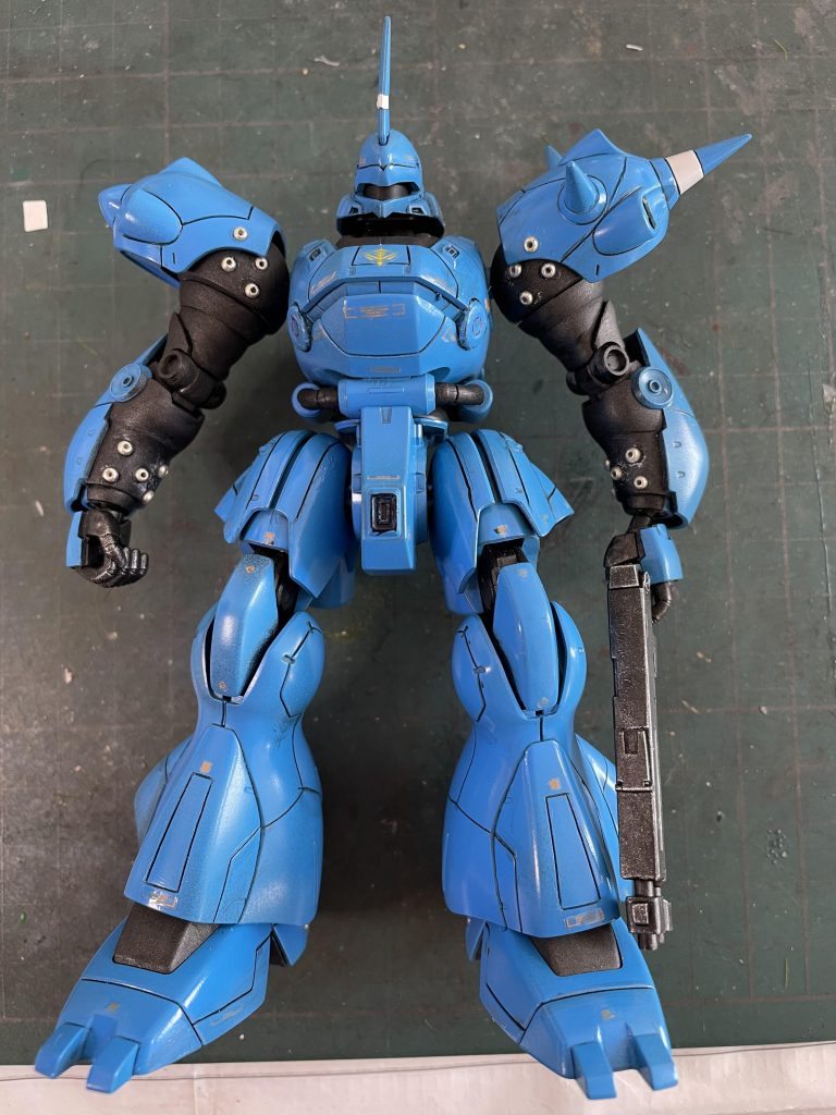 全塗装、メタルパーツを埋め込み、転写シール貼った状態。ボディの色がイメージしてた色味ではありませんでした。この時、半泣き状態で作業してました。