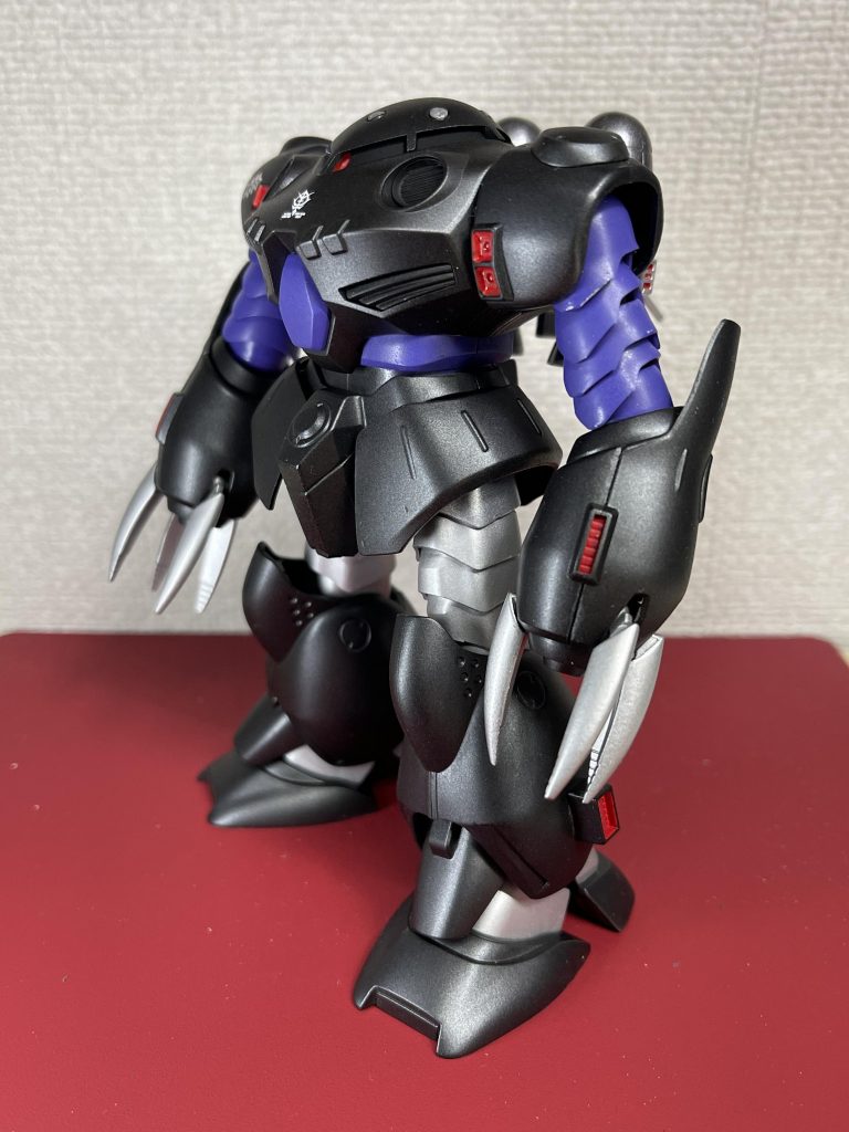 ひざと肩に大きく合わせ目がありますぜひ新技術で合わせ目を目立たなくしリニューアルして欲しいものですね