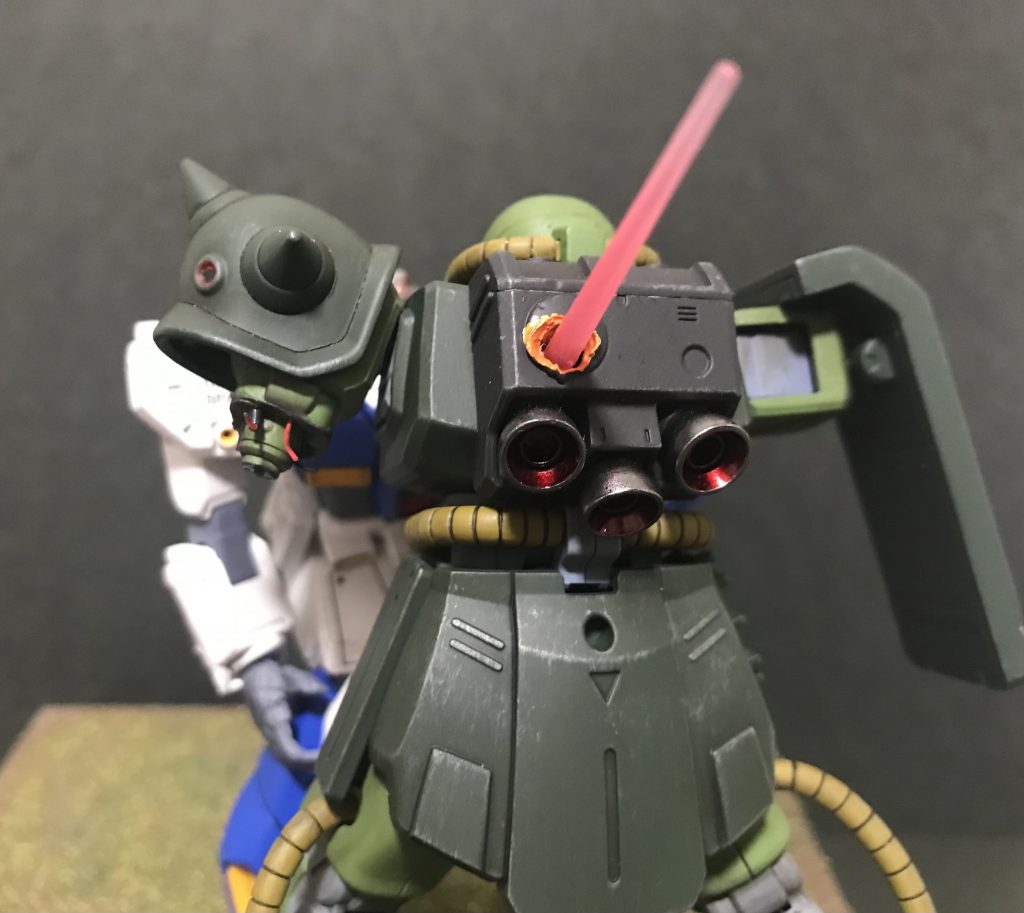 ザク2 改側の背面。ビームサーベルのダメージ跡が難しかった‥左腕には分かりにくいですが、スプリングやケーブル等埋め込んでいます。