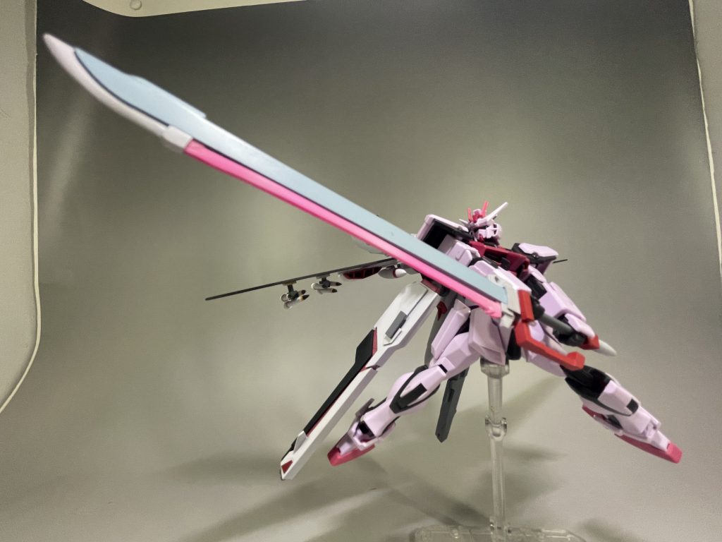 持ち手部分を長い物に付け替えると両手持ちが出来ます。ただし可動域の都合上HGストライクだと短い方でも両手持ちが出来るのでEGストライク限定の持ち手になります