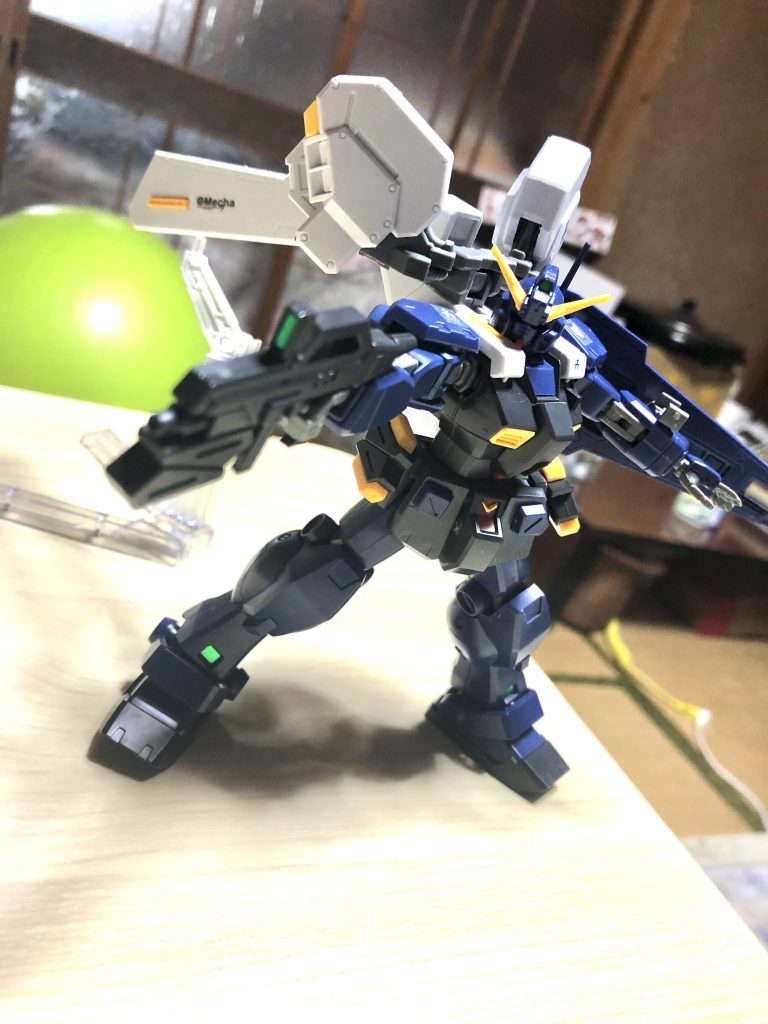 バインダーを展開するとさすがにバランスは取れず…ただ初代ガンダムにはなかった奥行きがあるので、迫力は出ますね。
