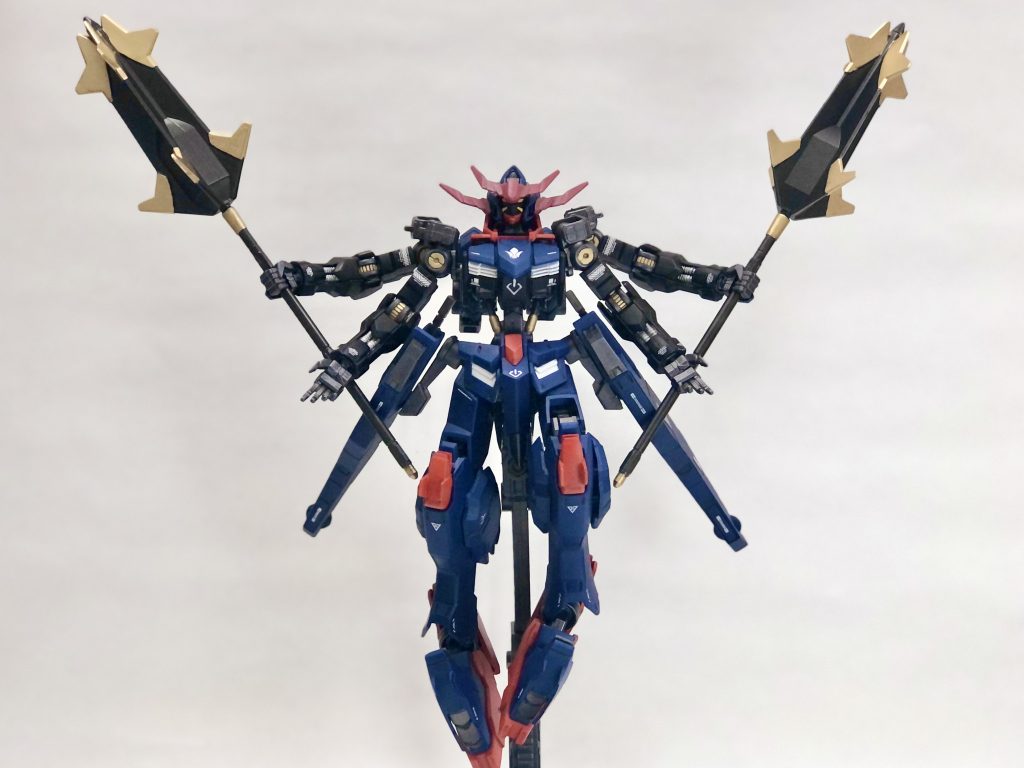 製作中、エヴァンゲリオン13号機っぽくもあるな〜とも思っていたので、エヴァっぽいポーズで1枚。顔はもともとの凹凸を利用して、4つ目に見えるように塗ってみました。