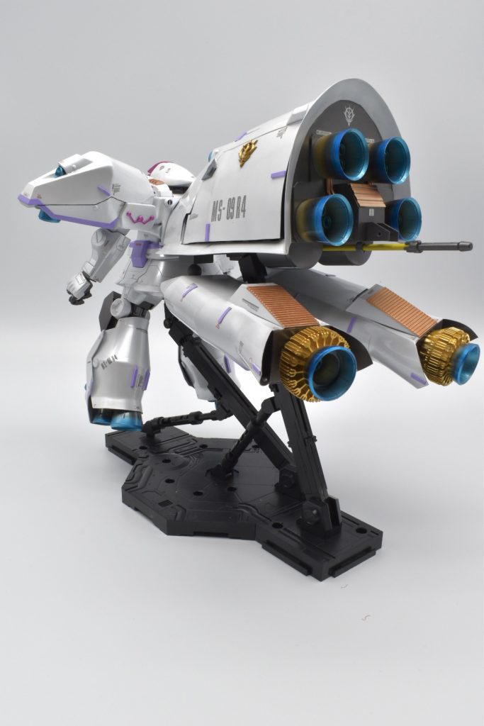 バックパックには、大型ブースターとヒートロッドを装備！ 