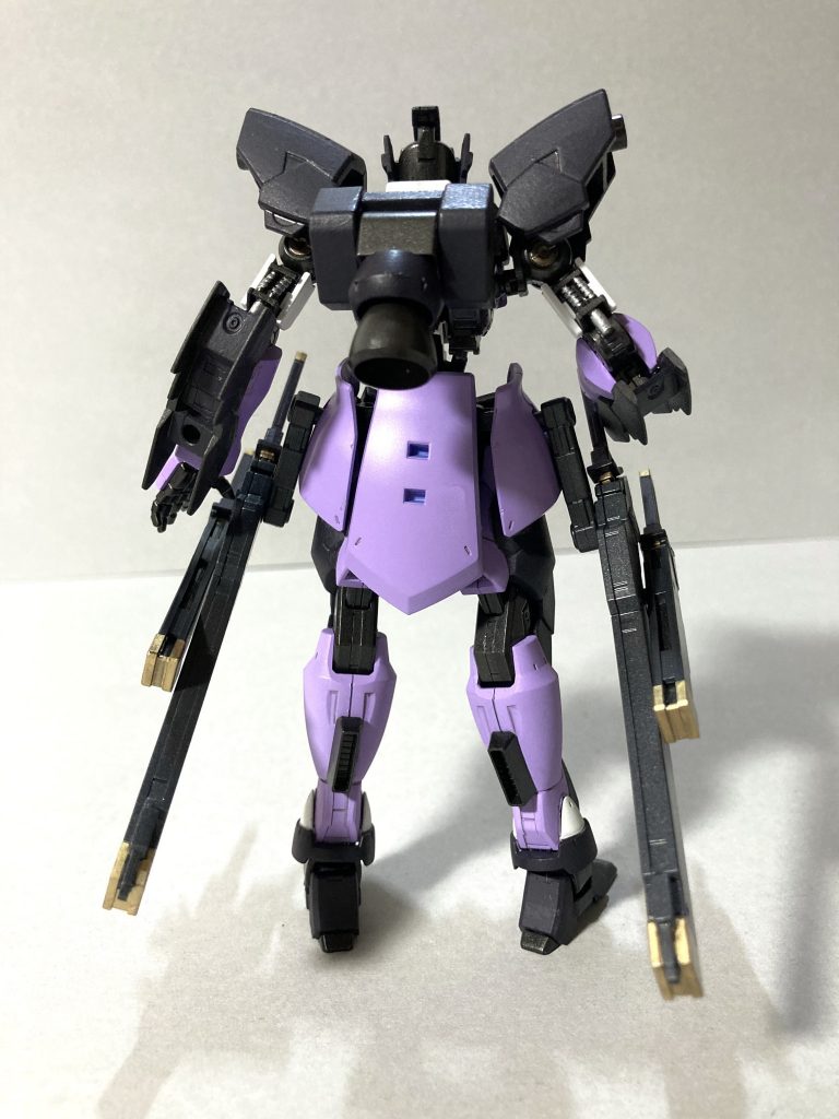 バックショット。突進力を生み出す大型のバーニア（流星号から）袴のようなリアスカート、サイドスカートはグフＲ35から。ちなみにフロントスカートはインパルスガンダムのものを左右逆にしています。