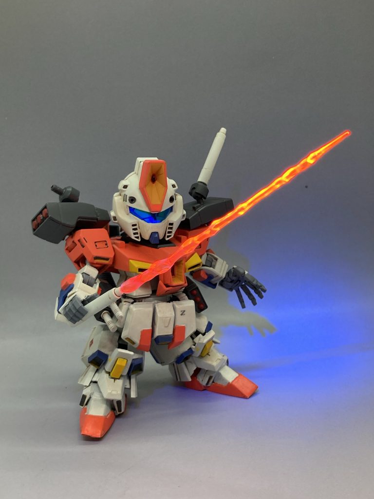 肩のハイパービームサーベルを展開したところ。今回もクリアーパーツはブラックライトで反応するようにしました。