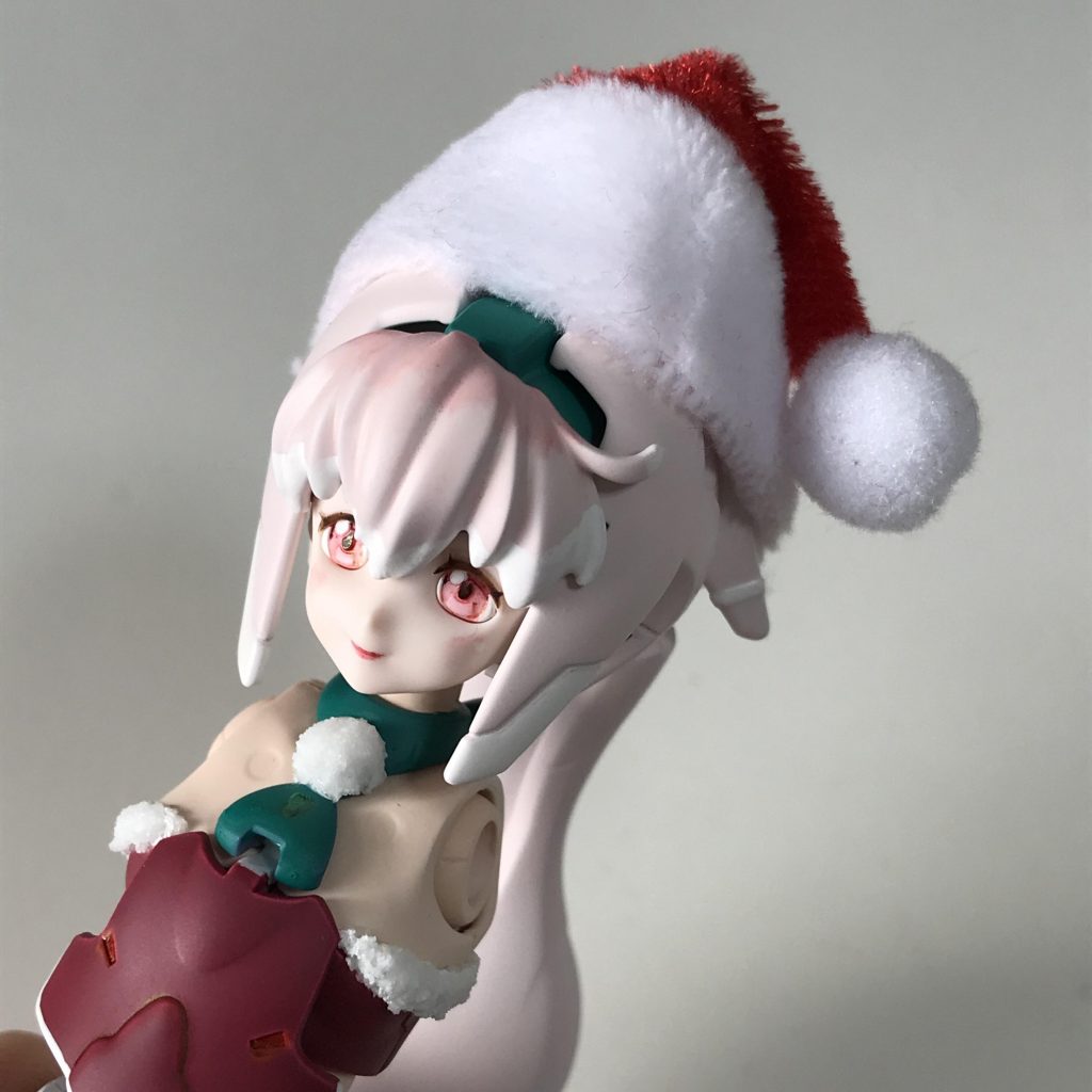 帽子はドール用の市販品です。サラは頭が大きいので、後ろ側で縦にカットして、ちょんと載せてあるだけです。