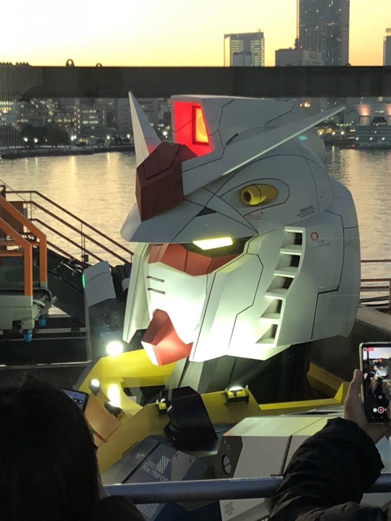 なにより、ガンダムが真横の我々を見てくれるこの瞬間が・・  もう言葉が出ません(泣バルカンがどうとか、頭部のモールドがどうなってるかだなんて帰宅して写真を見ながら感じた事であって、その場に居た時は「ガンダムだ・・」っとただその光景に圧倒されてました笑