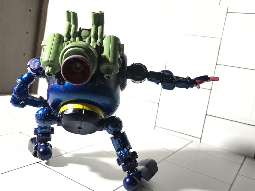 バックパックからの莫大な推進力もさることながら、その入力された老練な功夫はあらゆる攻撃を受け流す。