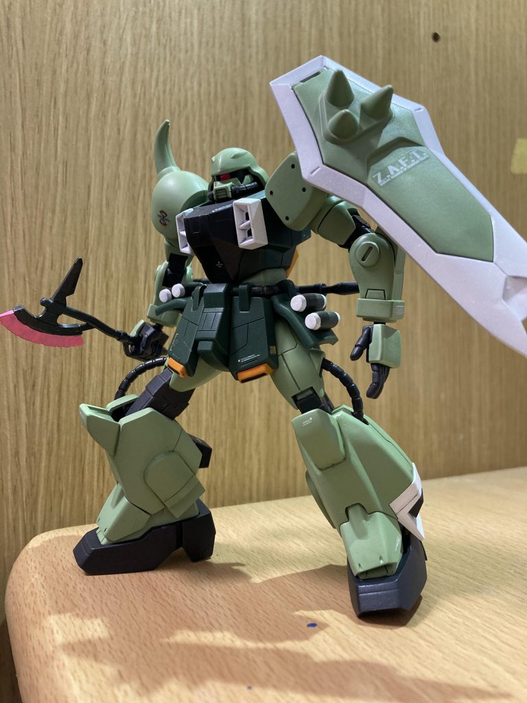 ちょっとだけ筋彫り。シールド上部がバラす時に割れてしまったので開口。