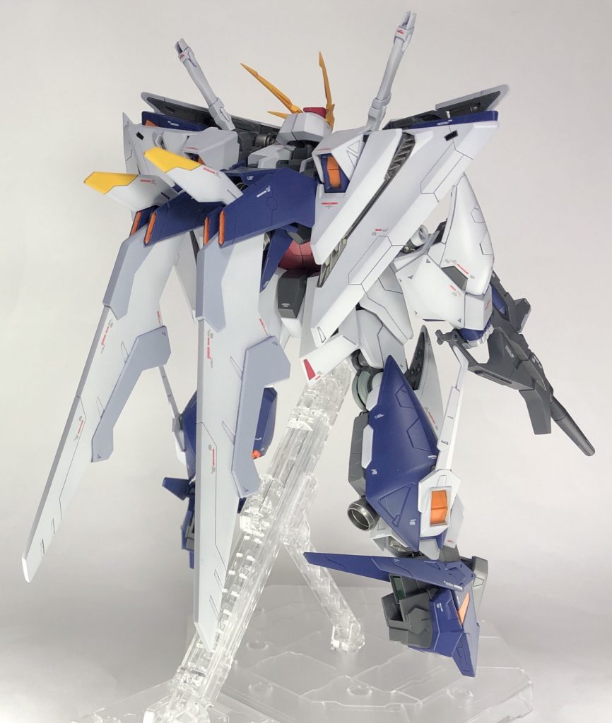 スタンドフォーム。キットではかかとの変形が再現されていなかったので改造。当時は可動式でしたが自重を支える強度重視で最終的に差し替えにしました。