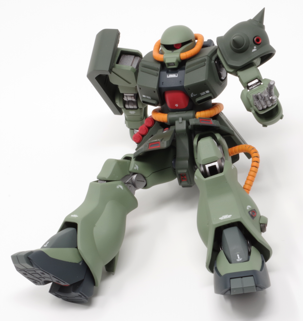 肩のスラスターもふくらはぎ裏と同じく、くり抜いてハイキューパーツのツインパイプ2 2.5mmに置換。脚のパイプはキットのままだとプラモデル感が強かったので、MZパイプ3mmにコイルスプリング1.9mmを通して使用。