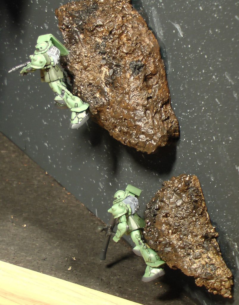 背景の僚機のザクは、ガンダムコレクションです。