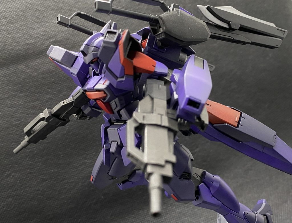 側面。武器は銃の4丁持ちを再現したかったのですが、上手いこと改造が出来なかったのでこの形になりました。でも大きい剣持ってるから強い(確信)