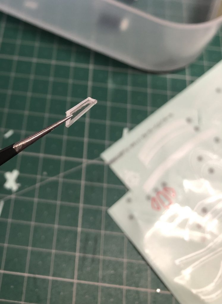 なにげに大変だったのはキャノピーでした、適当な薄くてやわい透明プラを切って使いました。白いラインは余っていたデカールを切り出して貼り付けてあります。