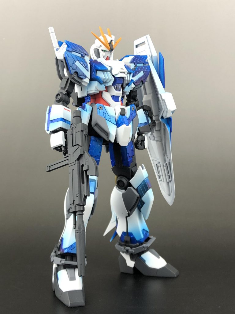 フェネクスの影響を受けてサイコフレームを青く光らせた姿に心奪われたのは俺だけではないはず。キット自体はアンテナをいじって表面処理をしただけ。サイコフレームは基本的に白パールウルトラマリンブルーブリリアントを使ったが、ところどころに更にとある塗料を追加で吹いてます。