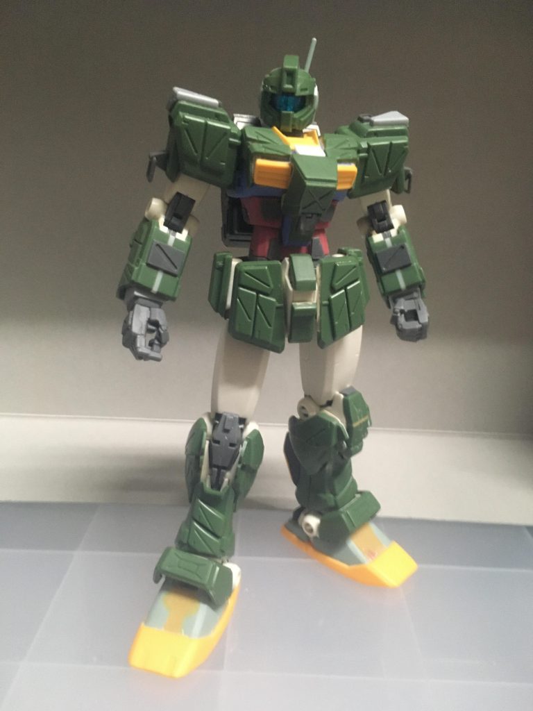 サフ吹きちょい前。擦り合わせ後にプラ板プラ棒やパテで調整して気になる所にはMSGやビルダーズパーツ等を貼ってます。肩のフックは当初ムエタイ系近接機で考えていた時に腕のアレに見立てた名残です。