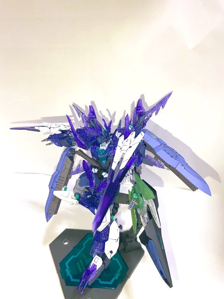 パルチザンビットは腕部に装備し近接武装にもなります。お手軽改造の割にかなり気に入ってるデザインです。換装ギミックをオミットしたままどんな戦局にも対応できるよう仕上げたつもりですが、機体サイズなど弱点は多々あるのでやはり僚機との連携は必須な機体になりました。ご覧いただきありがとうございました!