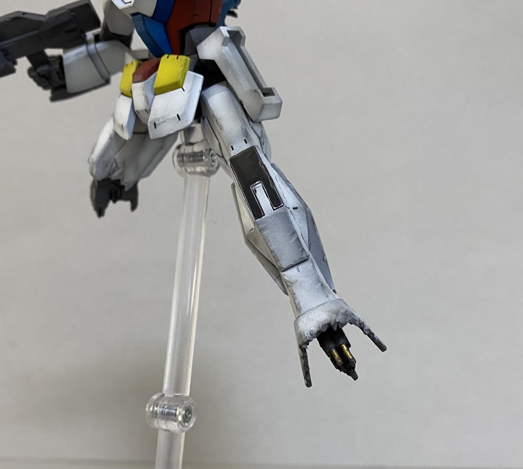 左脚はシリンダーを作成してメカ感を増やしました。アンクルアーマーは足首関節ではなくスネの装甲に接着してアニメ作画っぽい造形にしました。