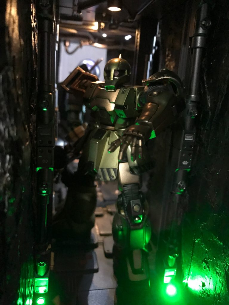 隠れてザクも。