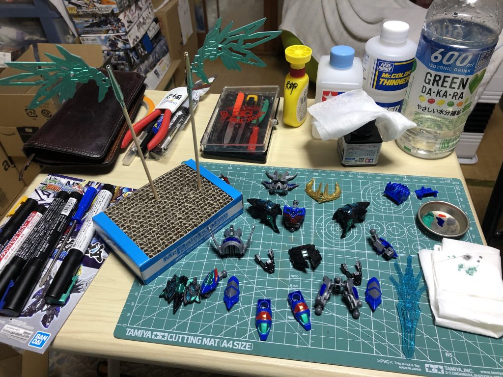 黒青銀と暗めの色が多いのでちょい塗りで色を足しました。