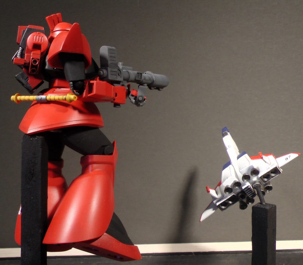 ゲルググのヒジは、キットではこんなに曲がりません。ヒザもですが・・・。