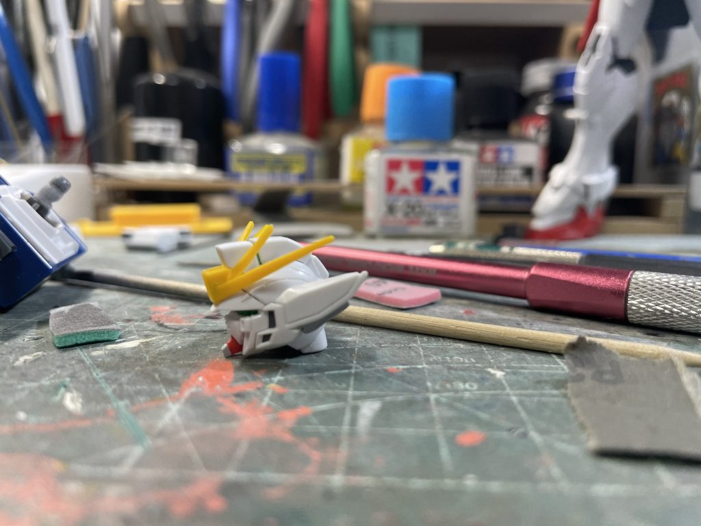 顔と耳もプラ板でボリュームアップ。