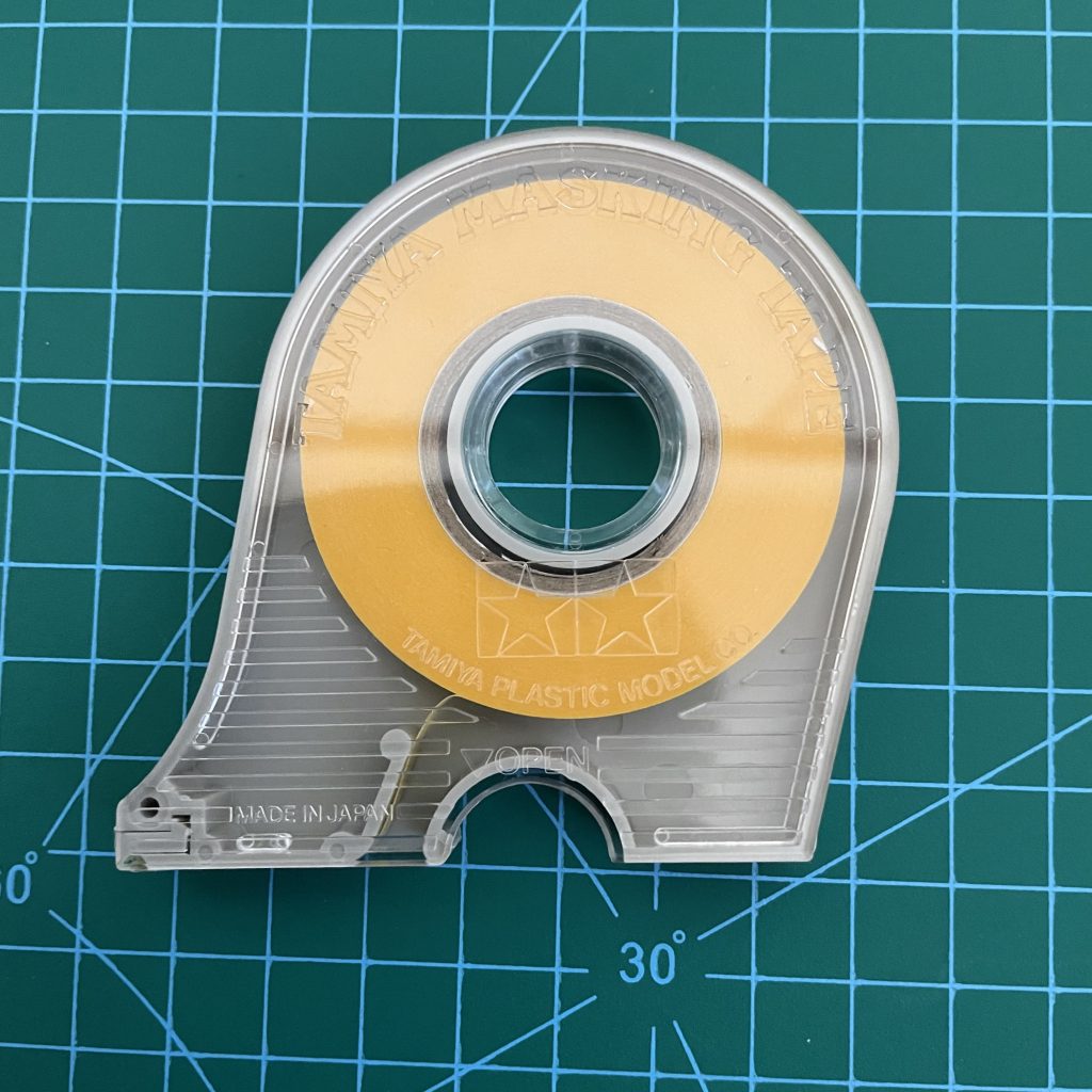 そしてスジ彫りや塗装に欠かせないであろうマスキングテープも買ったよ!! 塗装セットも一緒に買ったから、次に作るガンプラからは僕もガンプラ塗装ユーザーデビューです( ^ω^ ) 筆塗り塗装するからには、素組みの段階でミスをしないように心掛けていきます。