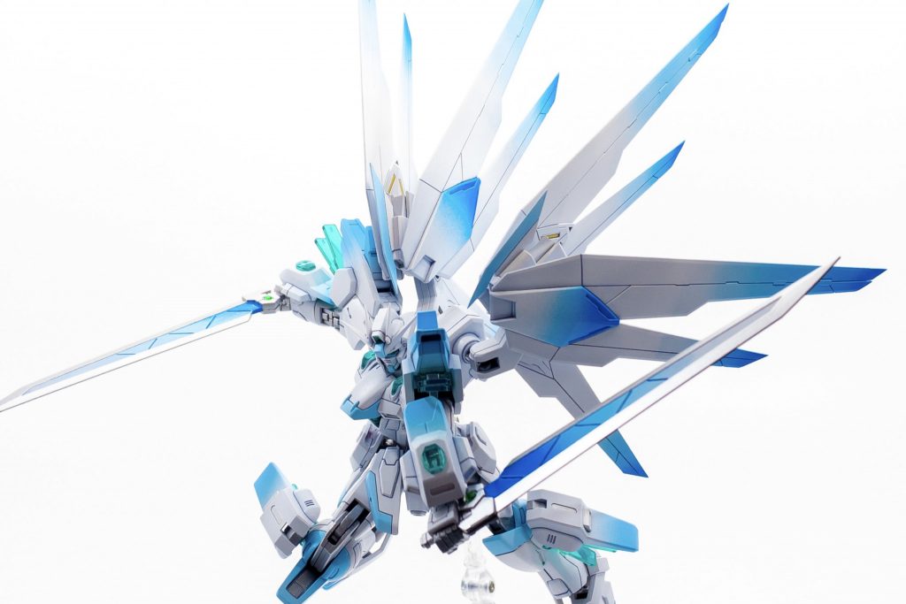 全身のスラスターを駆使し、二刀流の連続斬撃を叩き込みます。