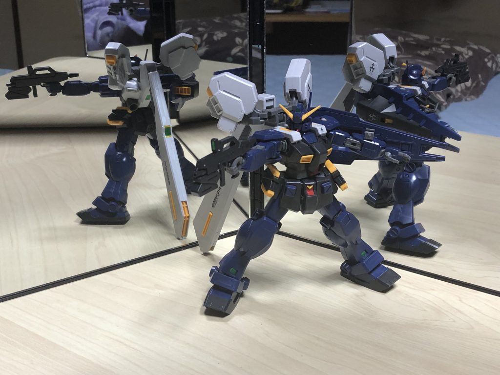 三面鏡で撮影。正面と背中側を一緒に見せられるのは良いですが、撮影する自分が写り込まないようにするのが大変ですw