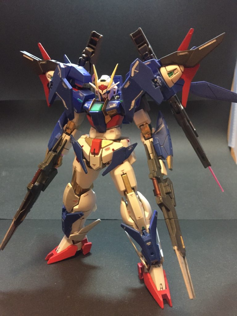 真っ白なダブルオースカイメビウスも良いんですが、何だか味気ないので塗装しました