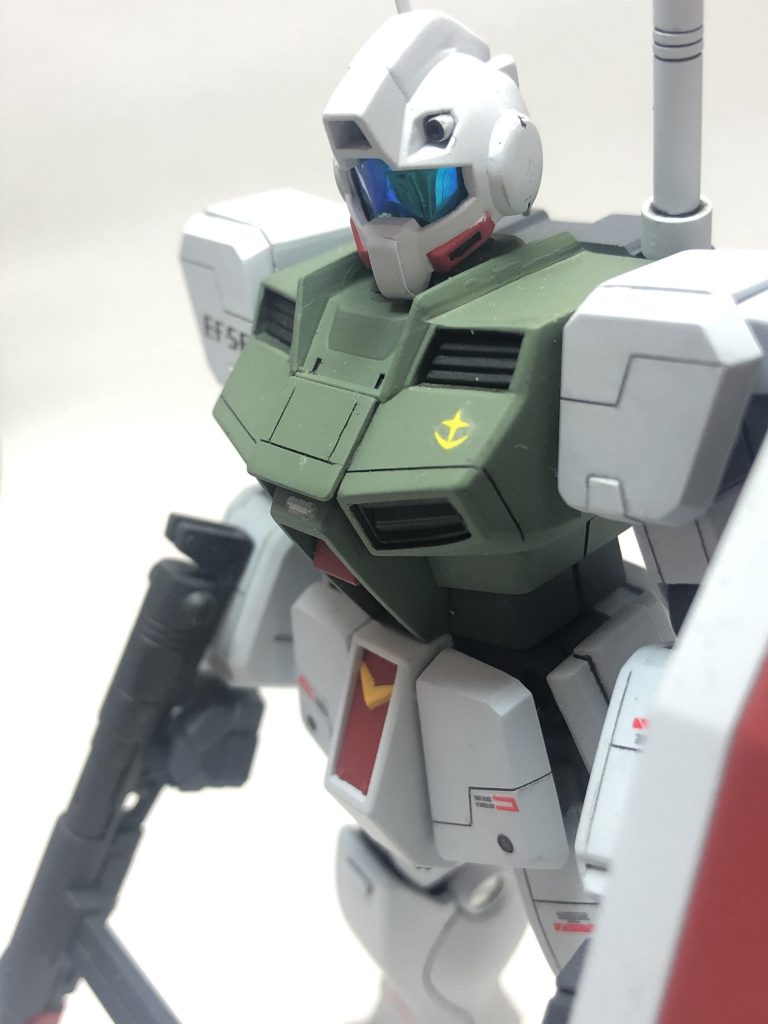 合わせ目も非常に多く苦労しました。特に首回りは後ハメ出来ずにダクト部はマスキングでの塗装になりました。塗装しやすいように少しダクト部を凹ませています。